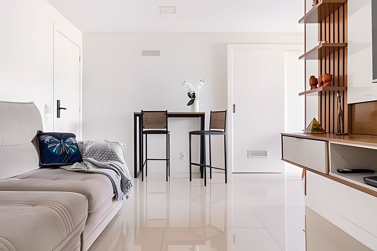 Charmoso apartamento beira mar na Praia dos Anjos