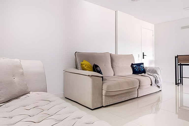 Charmoso apartamento beira mar na Praia dos Anjos