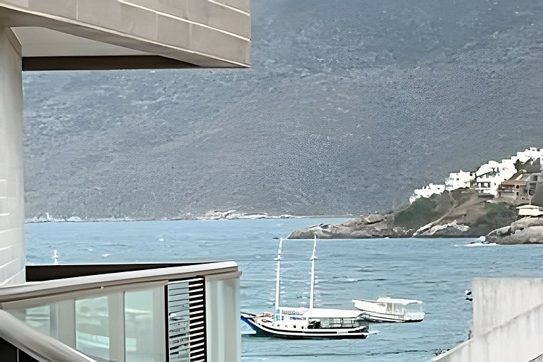 Charmoso apartamento beira mar na Praia dos Anjos