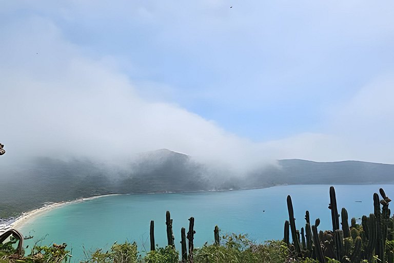Charmoso apartamento beira mar na Praia dos Anjos