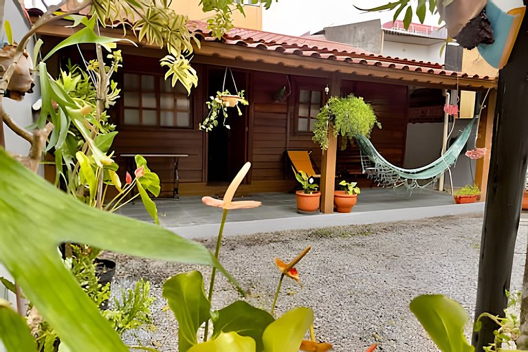 Casa de madeira a 150 m da Praia Grande c/ quintal