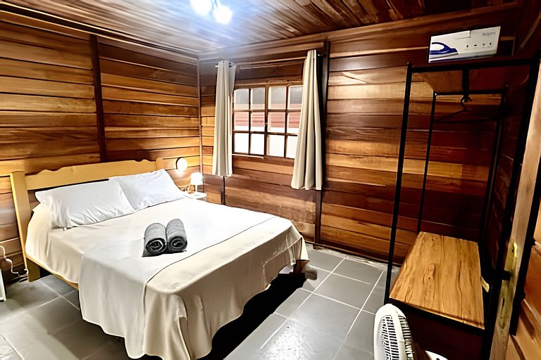 Casa de madeira a 150 m da Praia Grande c/ quintal