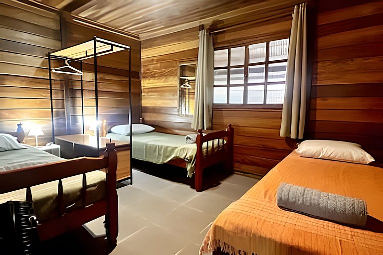 Casa de madeira a 150 m da Praia Grande c/ quintal