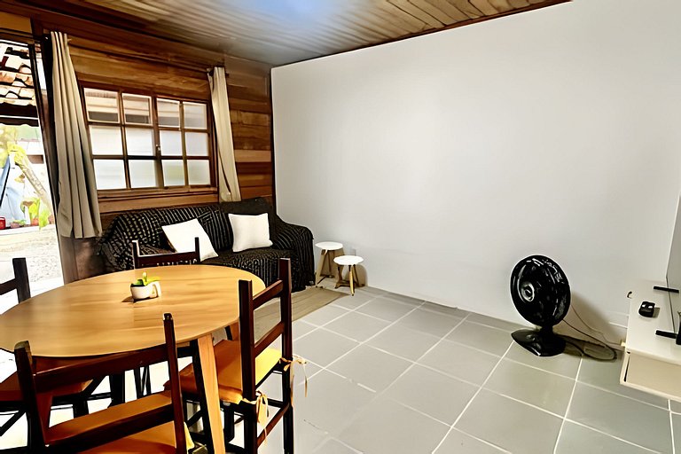 Casa de madeira a 150 m da Praia Grande c/ quintal