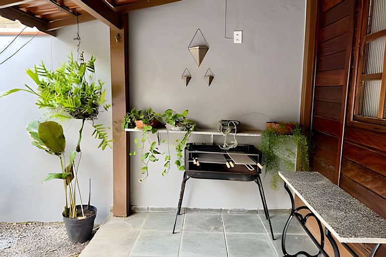 Casa de madeira a 150 m da Praia Grande c/ quintal