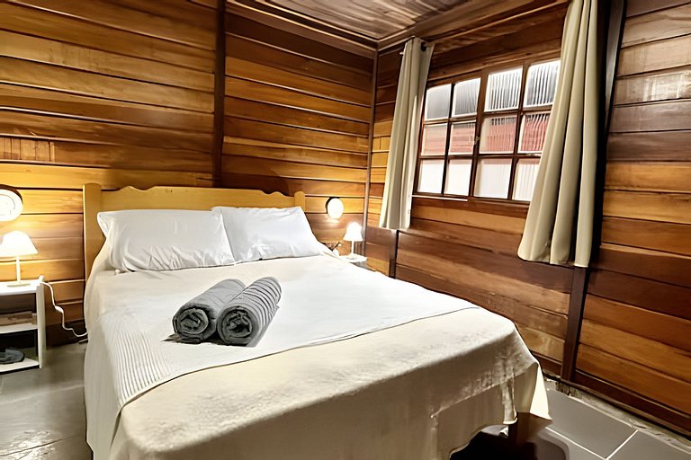 Casa de madeira a 150 m da Praia Grande c/ quintal