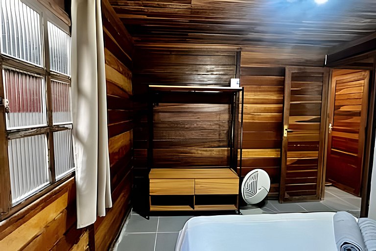 Casa de madeira a 150 m da Praia Grande c/ quintal