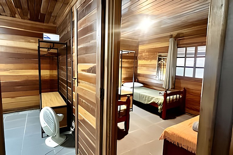 Casa de madeira a 150 m da Praia Grande c/ quintal