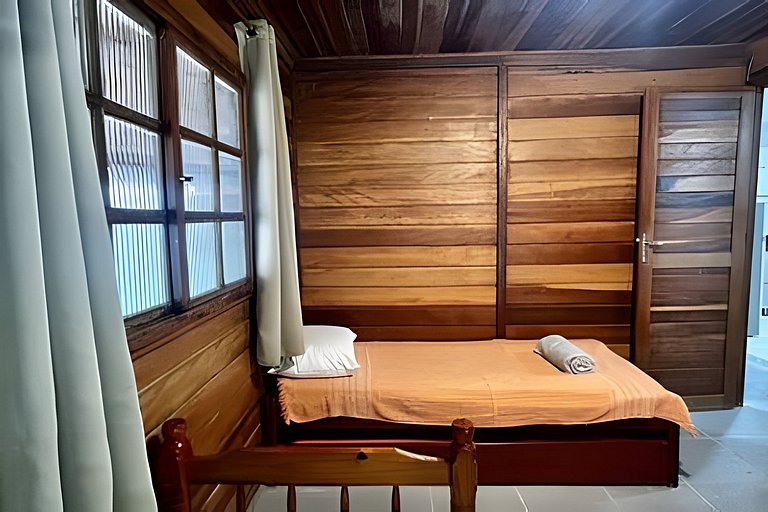 Casa de madeira a 150 m da Praia Grande c/ quintal