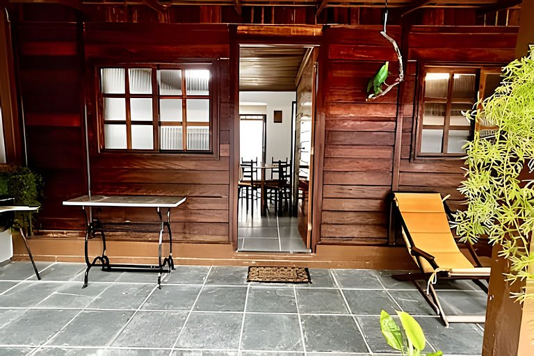 Casa de madeira a 150 m da Praia Grande c/ quintal