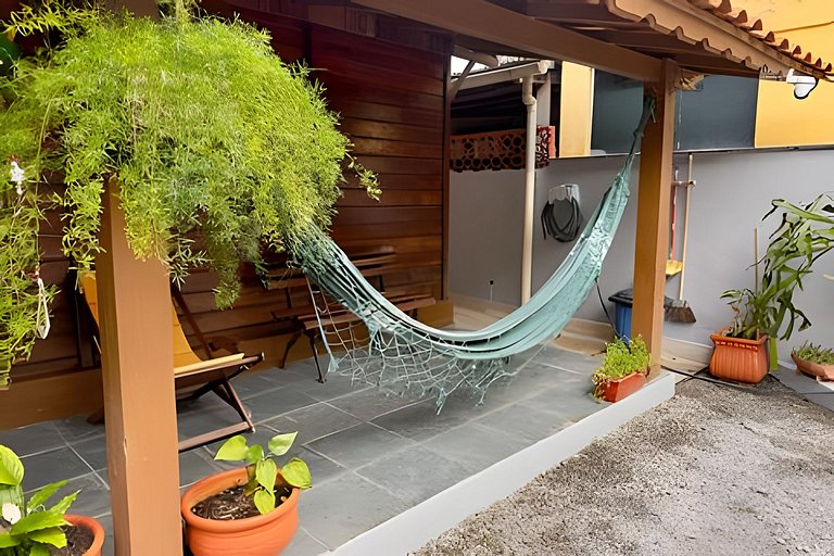 Casa de madeira a 150 m da Praia Grande c/ quintal