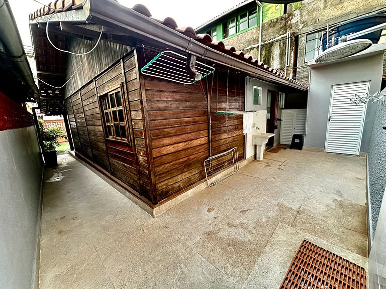 Casa de madeira a 150 m da Praia Grande c/ quintal