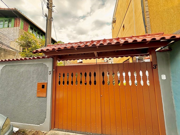 Casa de madeira a 150 m da Praia Grande c/ quintal