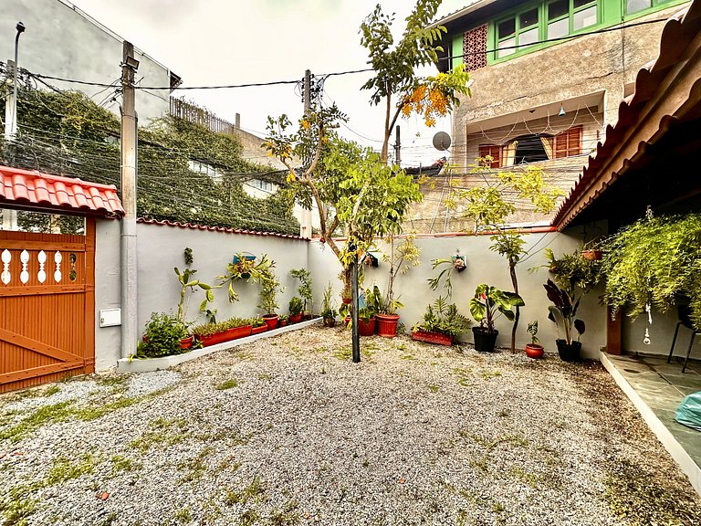 Casa de madeira a 150 m da Praia Grande c/ quintal