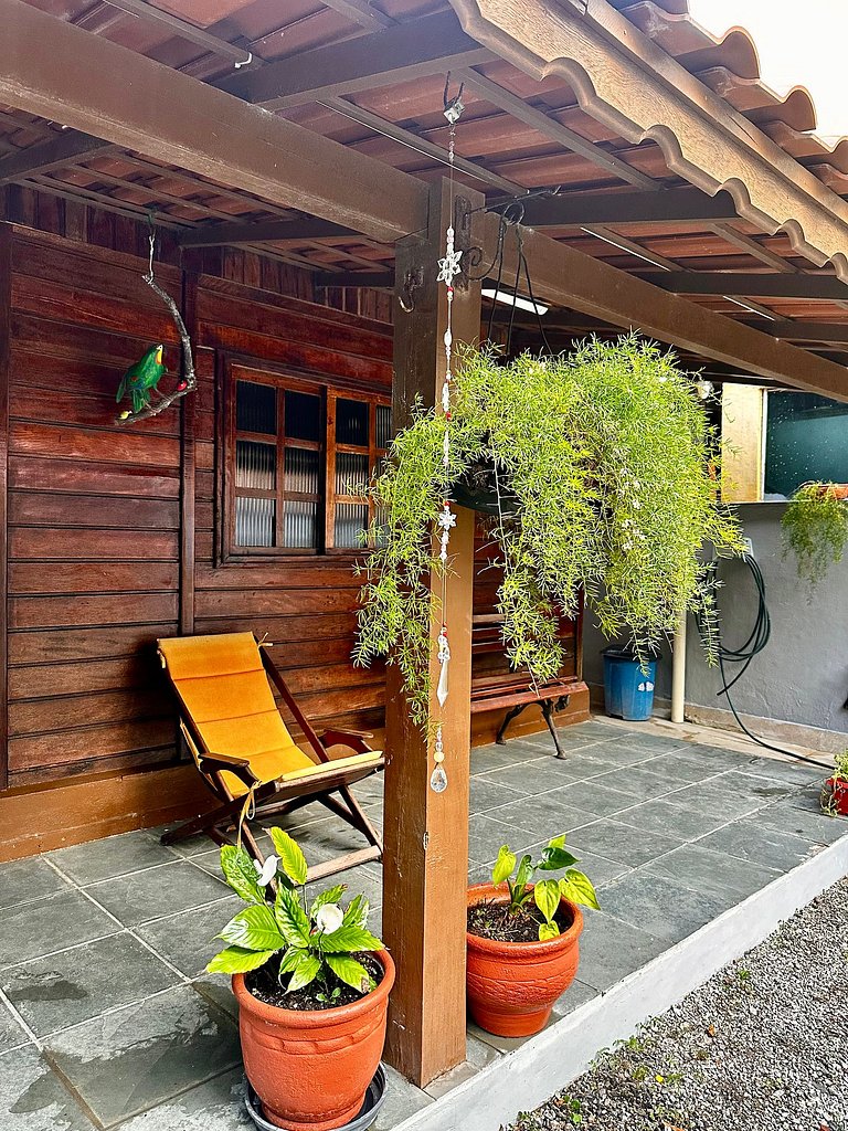 Casa de madeira a 150 m da Praia Grande c/ quintal